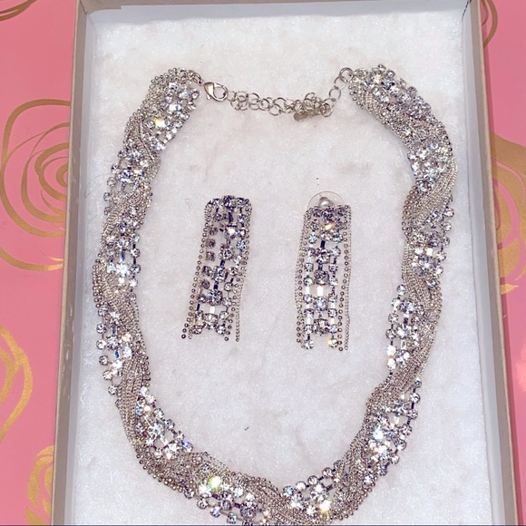 Beautiful necklace and earring set - Picture 1 of 4